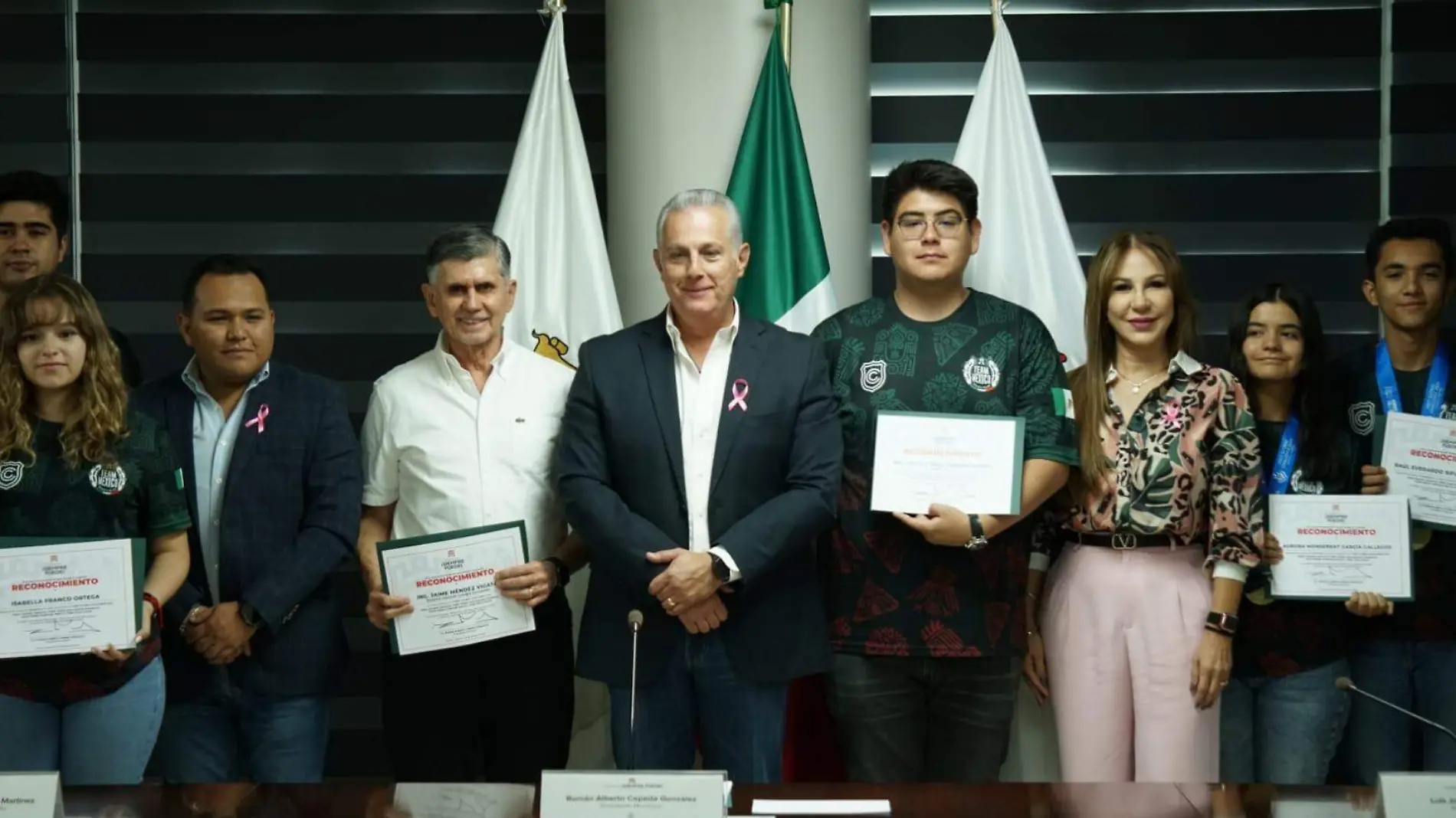 El Cabildo de Torreón reconoció el mérito de los alumnos del Colegio Cervantes que integraron la Selección Nacional de Robótica.